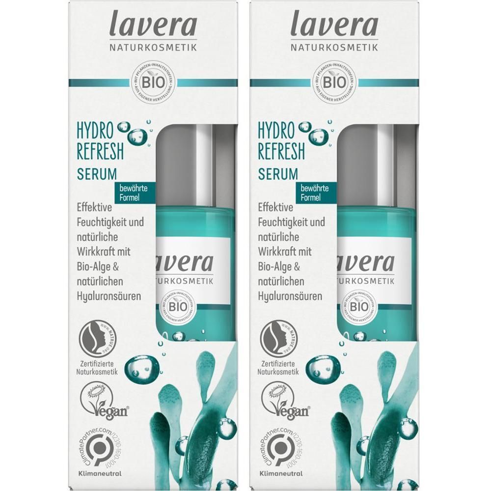 Zwei Flaschen Hydro Refresh Serum in Verpackung. Türkisgrüne Flaschen mit silbernen Pumpen. Bio-Siegel und Vegan-Logo.
