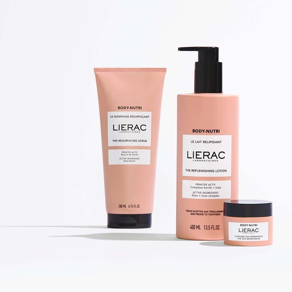 Drei Produkte: Tube, Flasche und Tiegel. Aufschrift: BODY-NUTRI, LIERAC. Flasche mit Pumpverschluss. Enthält Shea Butter und Urea.