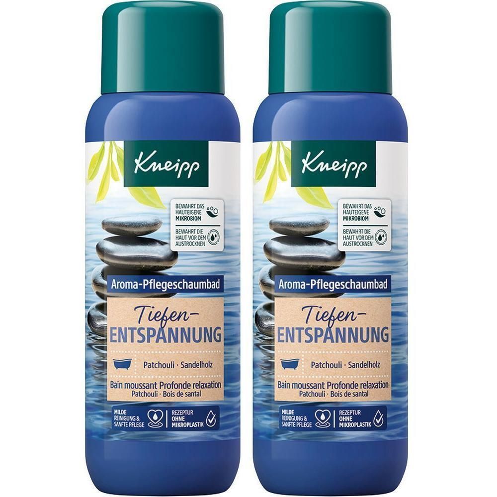 Zwei blaue Flaschen Kneipp Aroma-Pflegeschaumbad Tiefenentspannung. Grüne Deckel, Etikett mit Produktinformationen und Logo.