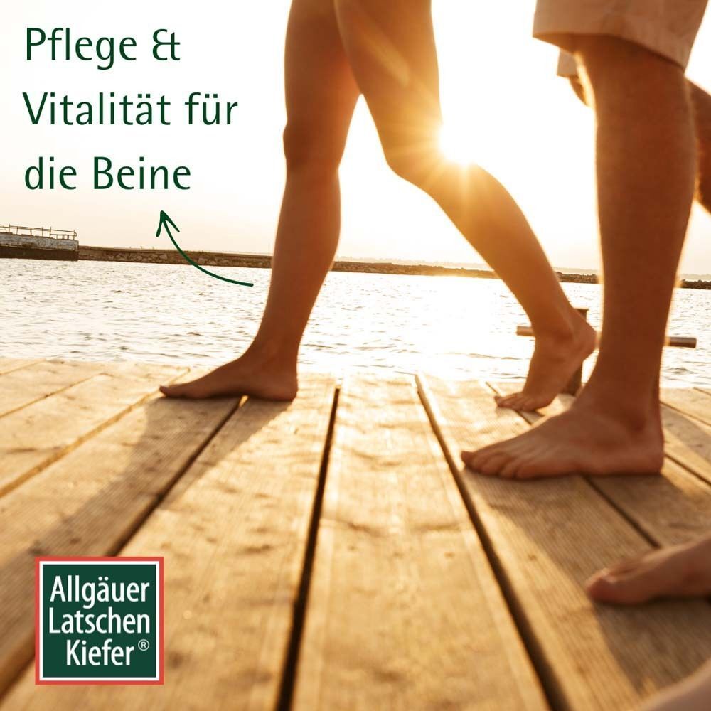 Personen gehen barfuß über einen Steg. Im Vordergrund Logo von Allgäuer Latschenkiefer. Text: Pflege & Vitalität für die Beine.