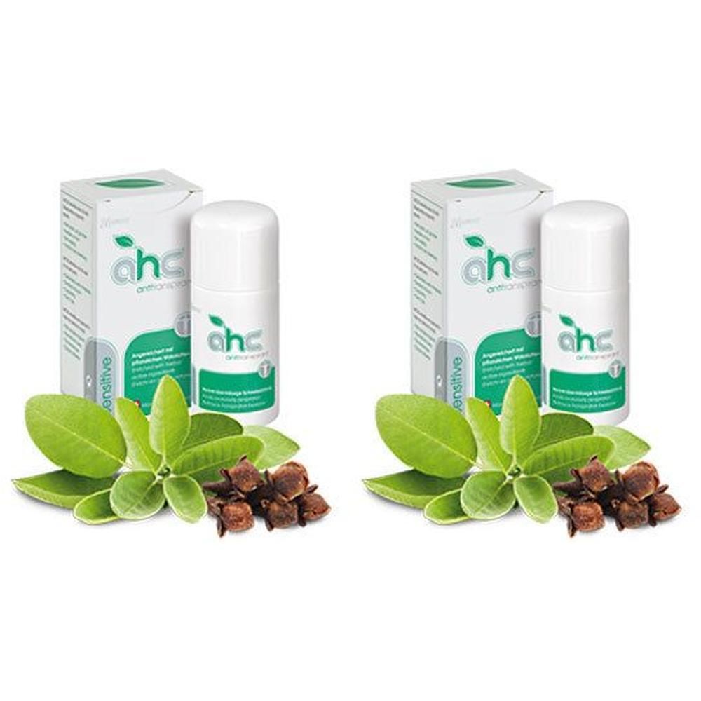 Zwei Antitranspirant-Roller mit Verpackung, daneben Blätter und Gewürznelken. Auf der Verpackung steht "ahc sensitive".