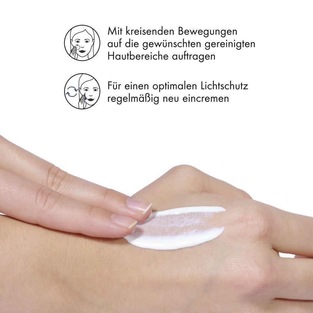 Hand mit Creme. Text: Mit kreisenden Bewegungen auf die gewünschten Hautbereiche auftragen. Für einen optimalen Lichtschutz regelmäßig neu eincremen.