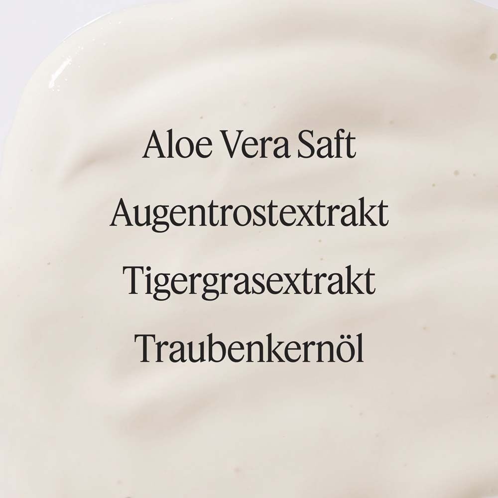 Nahaufnahme einer Creme. Text: Aloe Vera Saft, Augentrostextrakt, Tigergrasextrakt, Traubenkernöl.