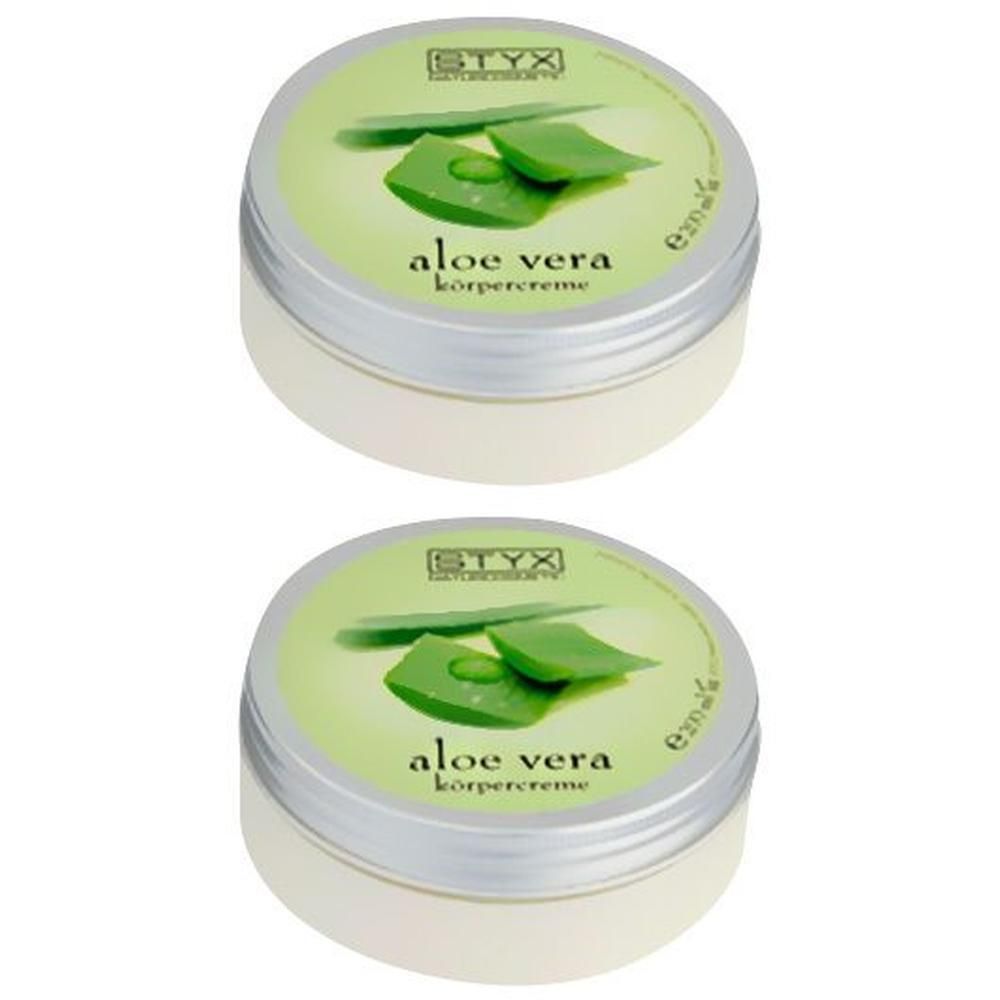 Zwei runde Cremetiegel mit Deckel. Auf dem Deckel: Aloe Vera, grüne Blätter, STYX-Logo. Cremetiegel mit silbernem Rand.