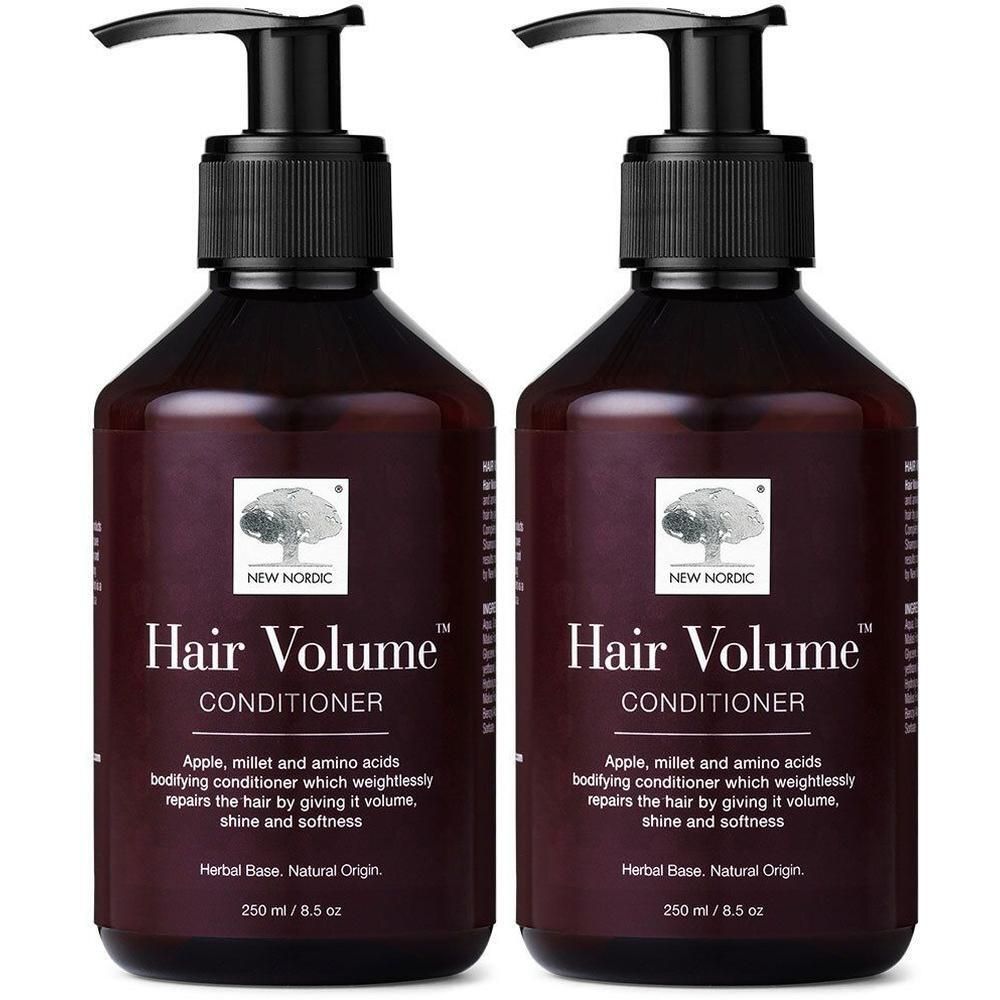 Zwei Flaschen NEW NORDIC Hair Volume™ Conditioner. Braune Flaschen mit schwarzem Pumpverschluss. Aufschrift: Hair Volume Conditioner.