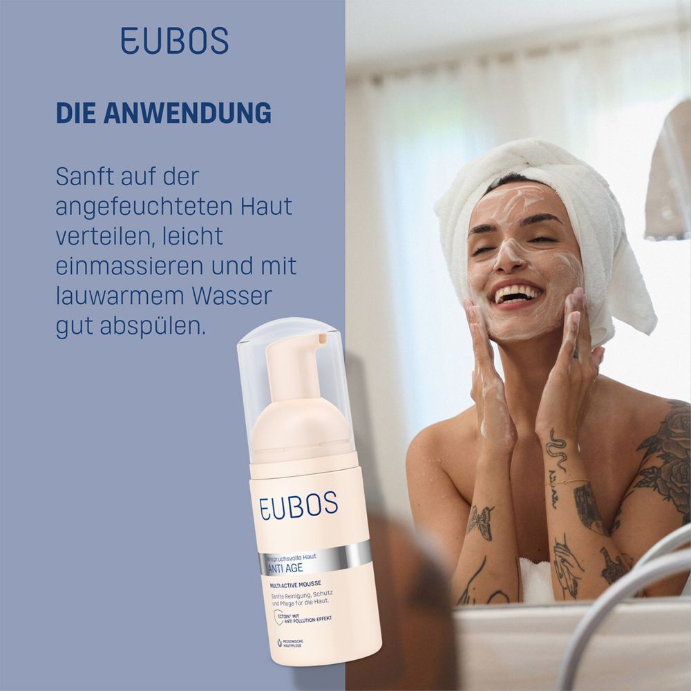 Frau wäscht Gesicht mit EUBOS Anti Age Mousse. Beige Flasche mit Pumpaufsatz. Spiegel im Hintergrund.