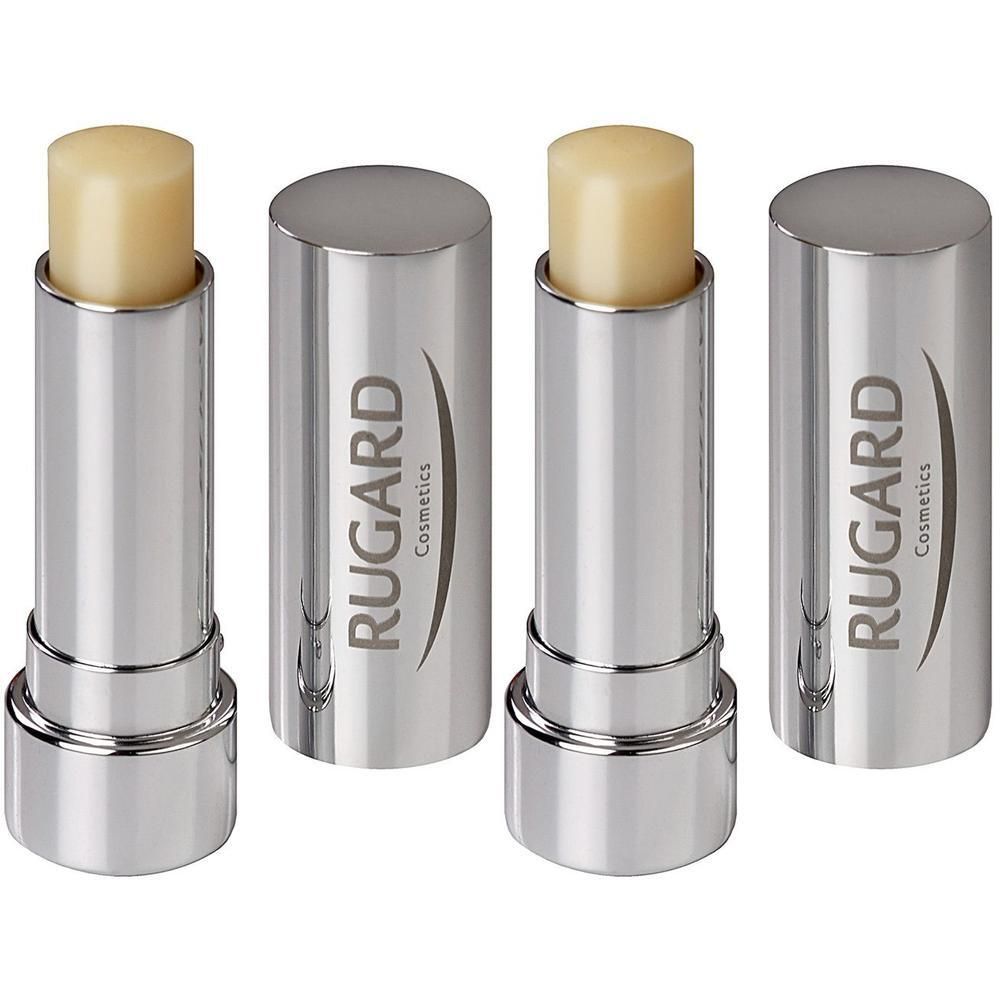 Vier Lippenpflegestifte. Zwei Stifte sind geöffnet, die anderen geschlossen. Auf den silbernen Hüllen steht "RUGARD Cosmetics".