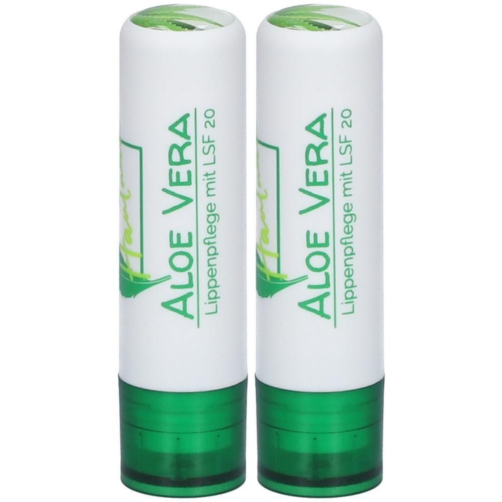 Zwei Lippenpflegestifte mit weißem Gehäuse und grünen Akzenten. Aufschrift: Aloe Vera, Lichtschutzfaktor 20.