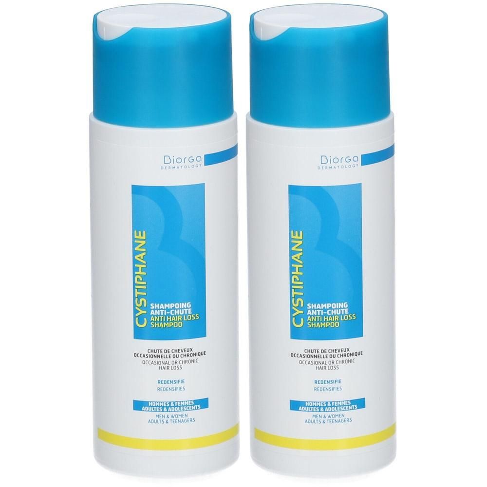 Zwei Flaschen CYSTIPHANE Anti-Haarausfall Shampoo. Weiße Flaschen mit blauem Deckel und Etikett. Aufschrift: CYSTIPHANE, Anti-Haarausfall Shampoo.