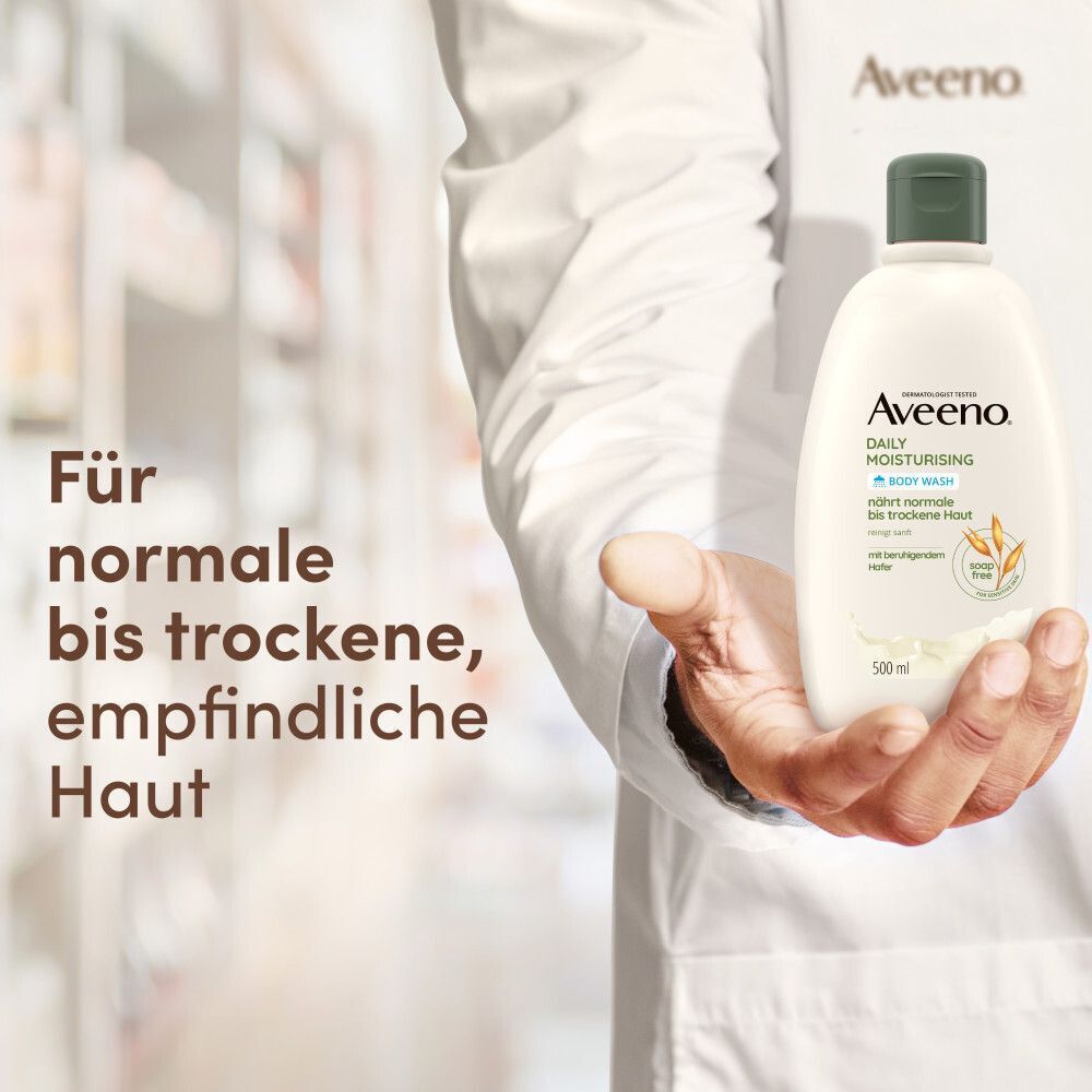 Eine Person hält eine Aveeno® Duschgel-Flasche. Text: "Für normale bis trockene, empfindliche Haut".