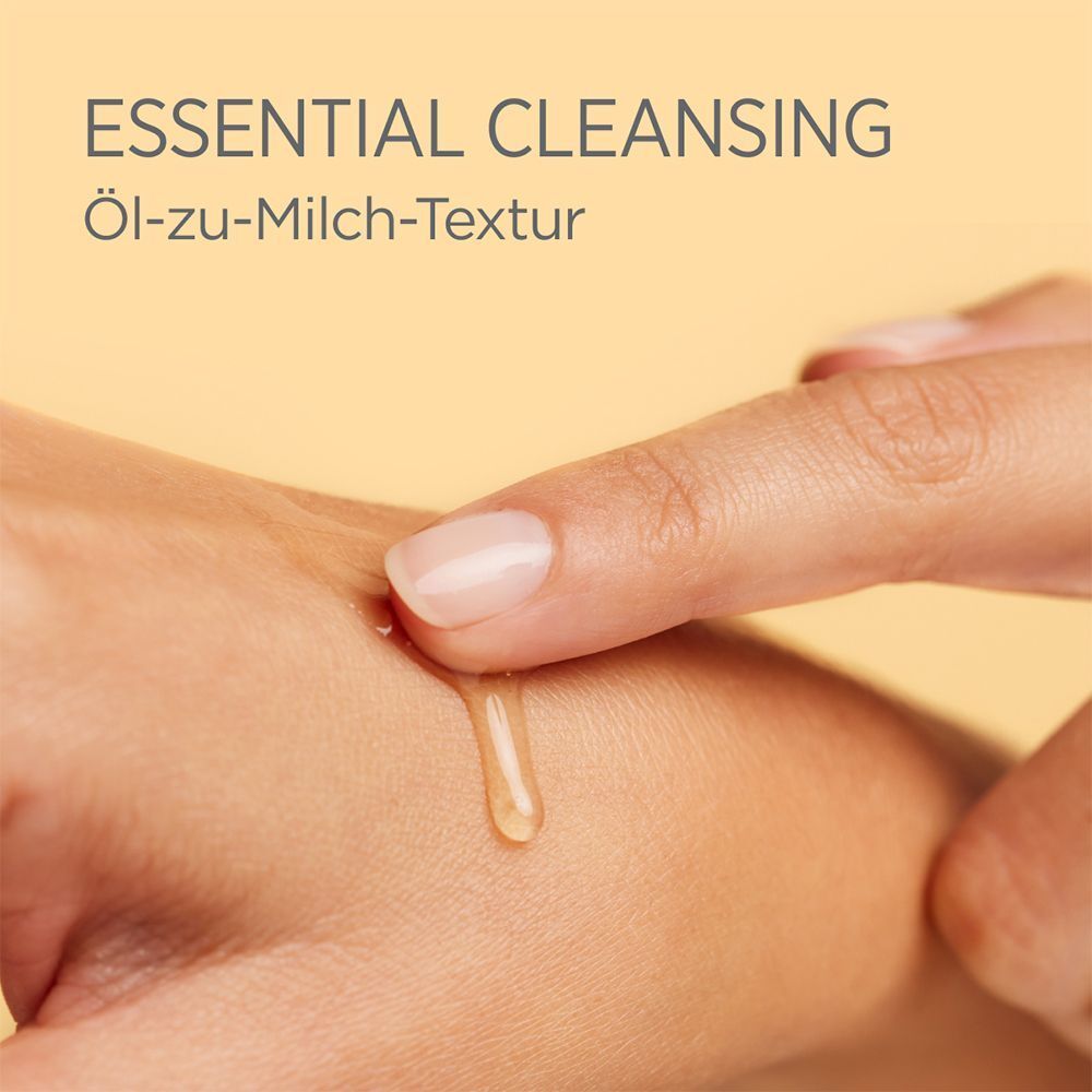 Hand mit Tropfen ISDINCEUTICS Essential Cleansing Öl. Gelbe Flüssigkeit auf der Handfläche. Gelber Hintergrund.