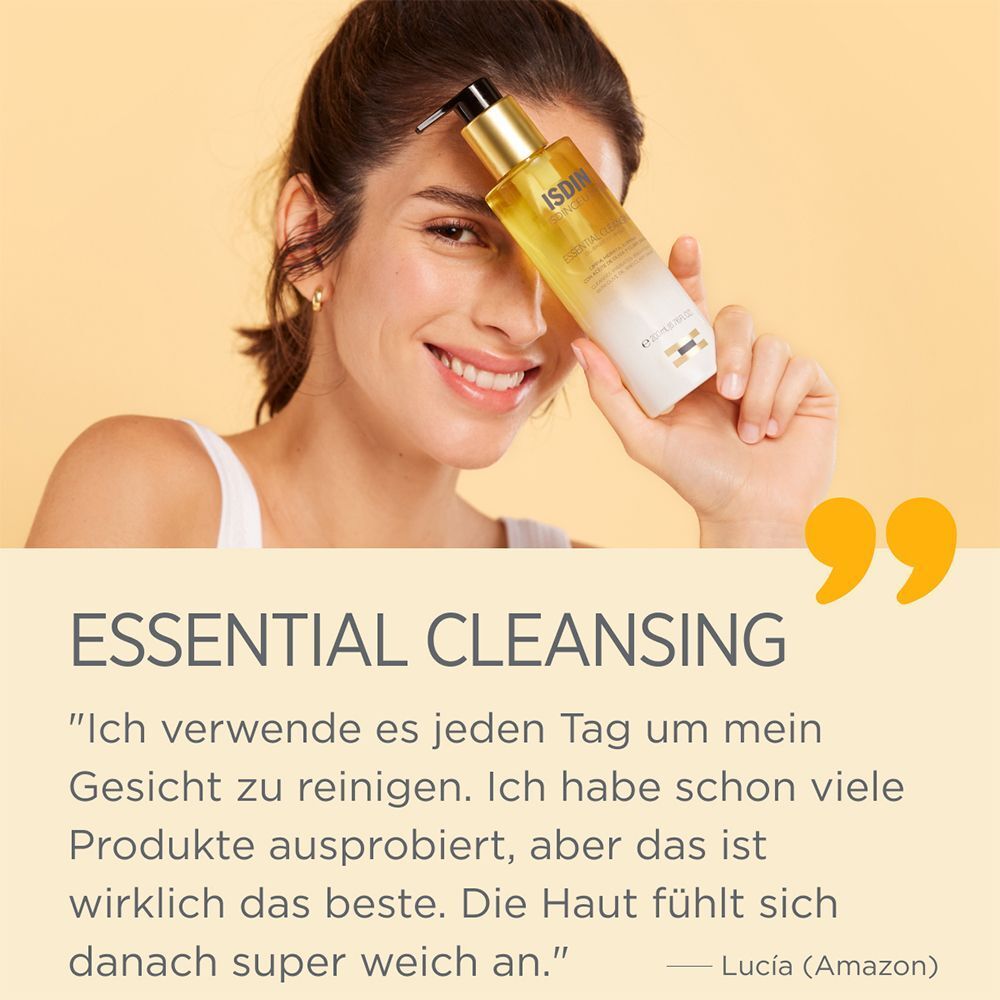 Frau hält ISDINCEUTICS Essential Cleansing Öl. Zitat: Ich verwende es jeden Tag... Die Haut fühlt sich super weich an.