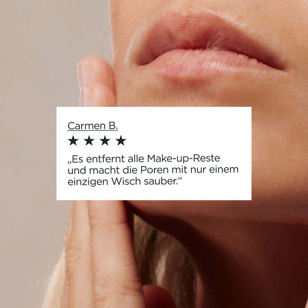 Nahaufnahme eines Gesichts mit Text: Carmen B. ★★★★☆. Es entfernt alle Make-up-Reste und macht die Poren mit nur einem einzigen Wisch sauber.
