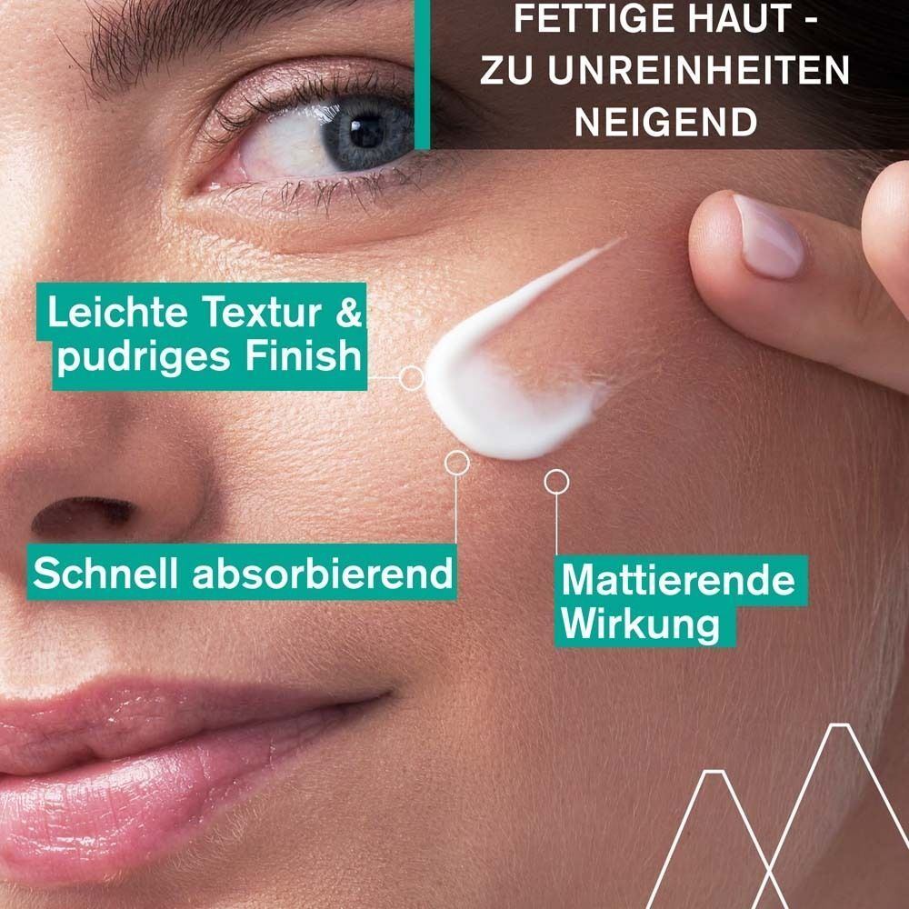Nahaufnahme eines Gesichts mit Creme. Text: Leichte Textur & pudriges Finish, schnell absorbierend, mattierende Wirkung. Für fettige Haut.