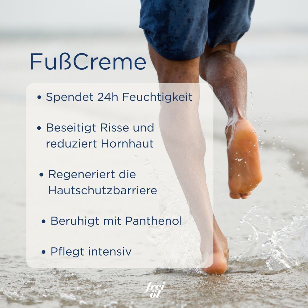 Nahaufnahme von Füßen, die durch Wasser laufen. Text: FußCreme. Vorteile: Spendet 24h Feuchtigkeit, beseitigt Risse, regeneriert, beruhigt, pflegt intensiv.