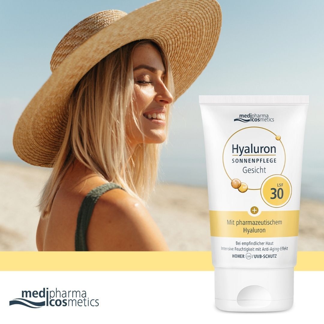 Frau mit Hut und medipharma cosmetics Hyaluron Sonnenpflege Gesicht LSF 30. Weiße Tube mit gelben Akzenten und Produktinformationen.