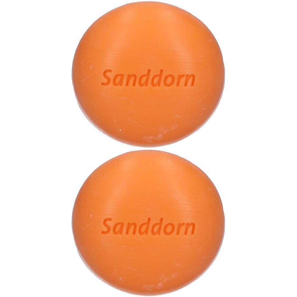 Zwei orangefarbene, runde Seifenstücke mit der Aufschrift "Sanddorn".