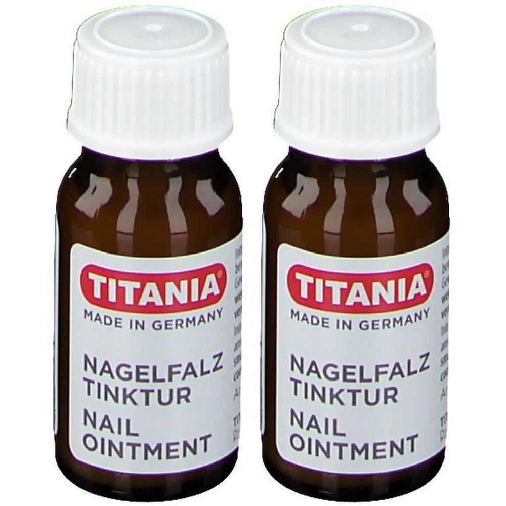 Zwei kleine braune Flaschen mit weißen Deckeln. Etikett mit rotem Rahmen und der Aufschrift TITANIA, Nagelfalz Tinktur, Nail Ointment.