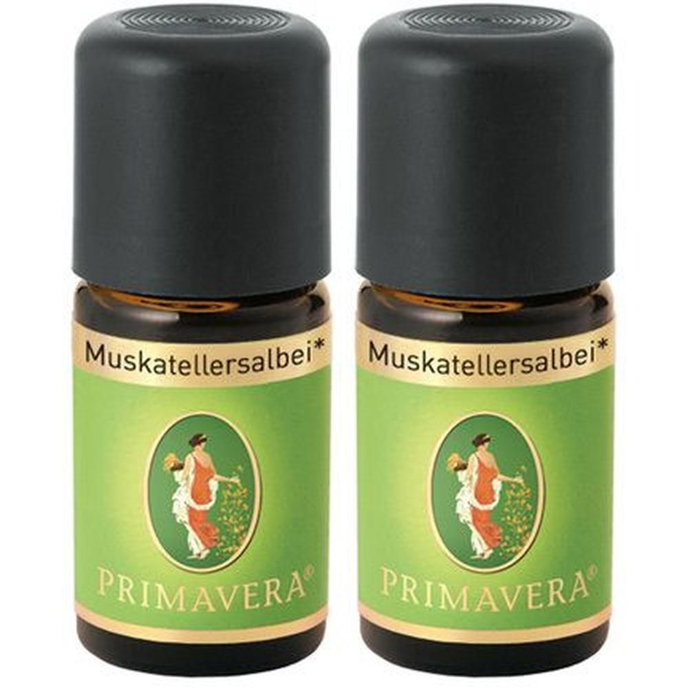 Zwei kleine braune Glasflaschen mit schwarzem Deckel. Auf dem Etikett steht "Muskatellersalbei" und "PRIMAVERA".