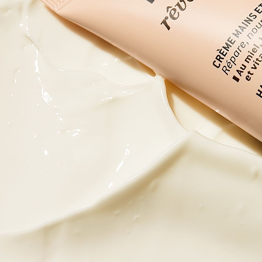 Nahaufnahme von Creme. Creme auf heller Oberfläche. Teil einer Tube ist sichtbar. Text: Crème Mains et Ongles, Hand & Nail Cream.