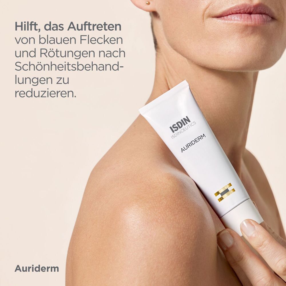 Eine Person hält eine Tube Auriderm Creme. Auf der Tube sind die Logos von ISDIN und ISDINCEUTICS zu sehen.