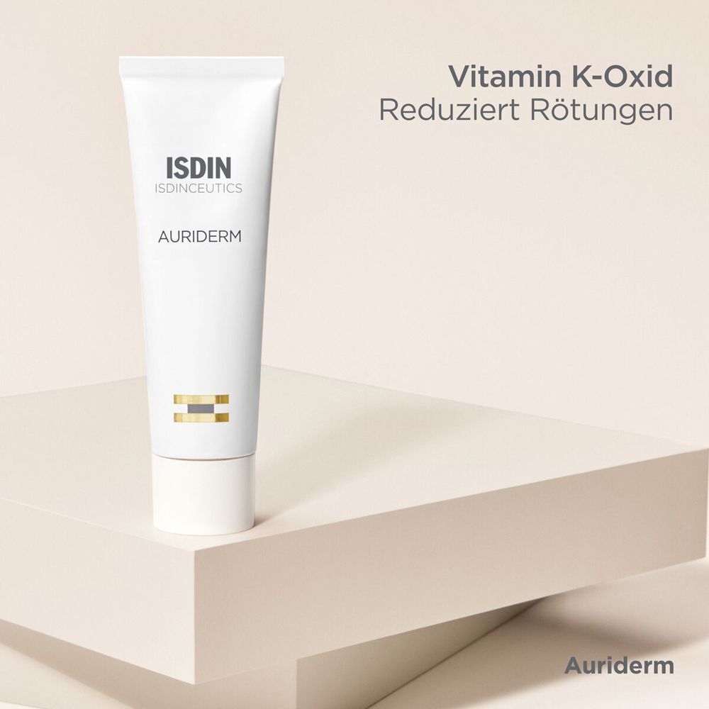 Eine Tube Auriderm Creme auf einer weißen Oberfläche. Auf der Tube sind die Logos von ISDIN und ISDINCEUTICS zu sehen.