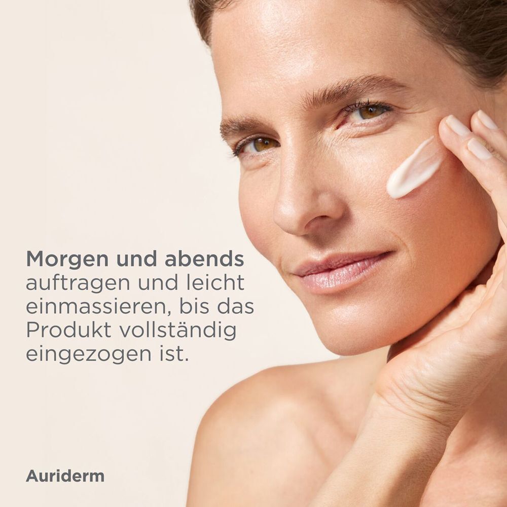 Eine Person trägt Creme auf ihr Gesicht auf. Auf dem Gesicht ist ein Klecks Creme zu sehen.