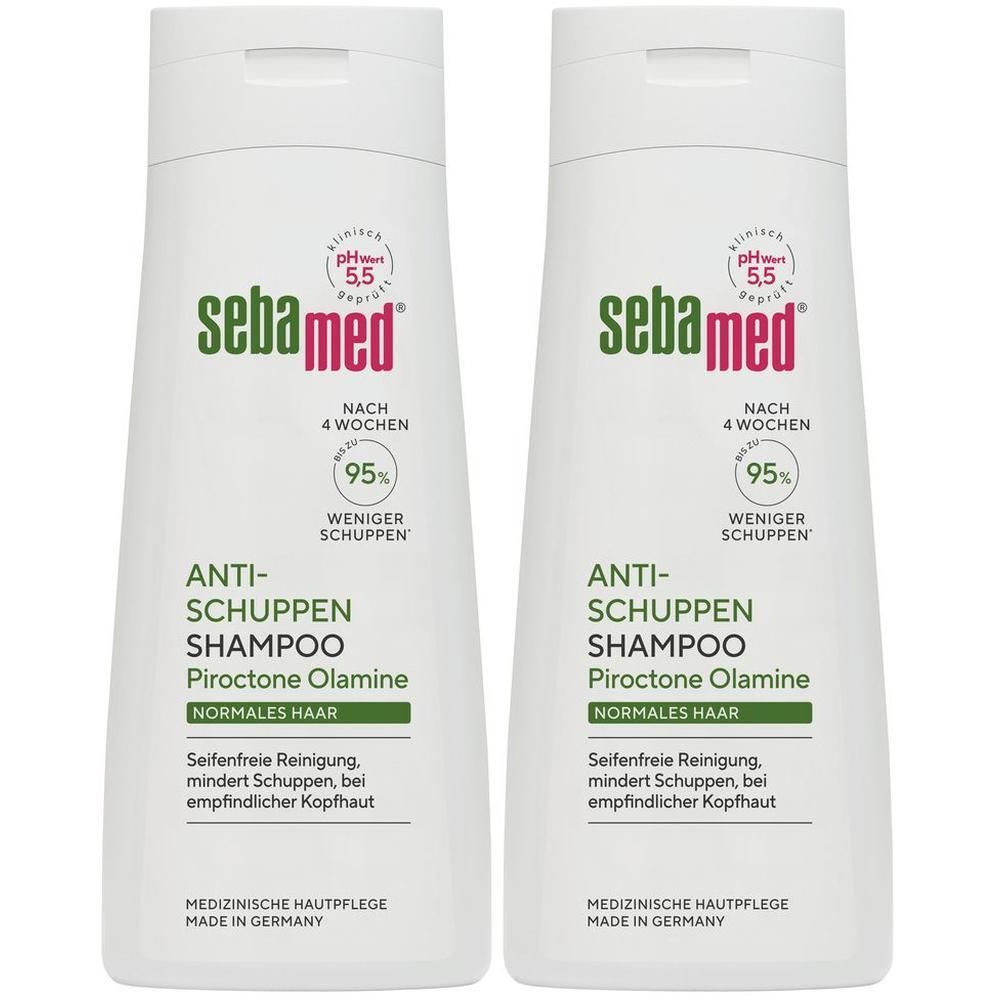 Zwei weiße Sebamed Anti-Schuppen Shampoo Flaschen. Grüner Schriftzug, pH-Wert 5,5. Text: Anti-Schuppen Shampoo, Piroctone Olamine.