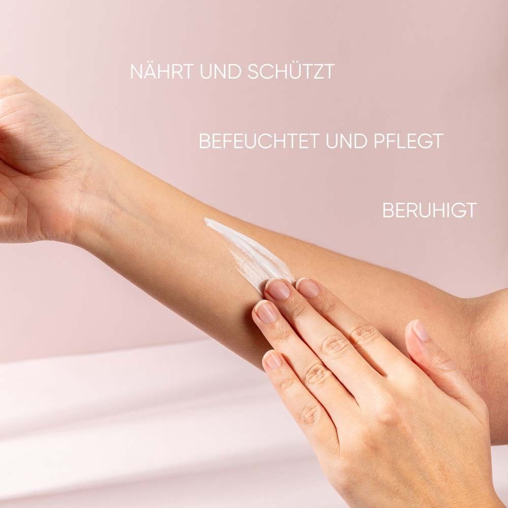 Hand trägt Creme auf Arm auf. Text: Nährt und schützt, Befeuchtet und pflegt, Beruhigt.