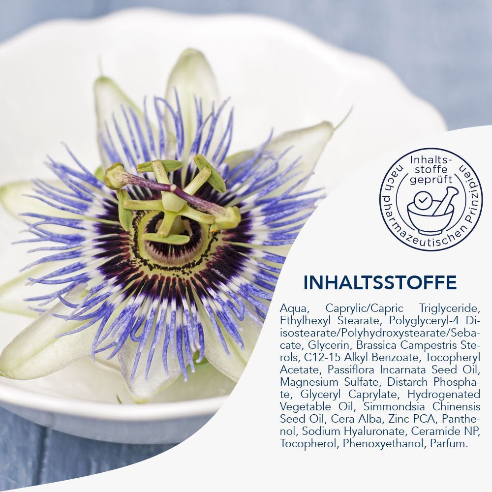 Nahaufnahme einer Passionsblume in einer Schale. Text: Inhaltsstoffe geprüft nach pharmazeutischen Prinzipien.