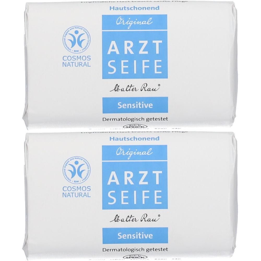 Zwei Seifenstücke mit weißer Verpackung. Aufschrift: ARZT SEIFE, Sensitive. Mit COSMOS NATURAL-Logo und dermatologisch getestet.