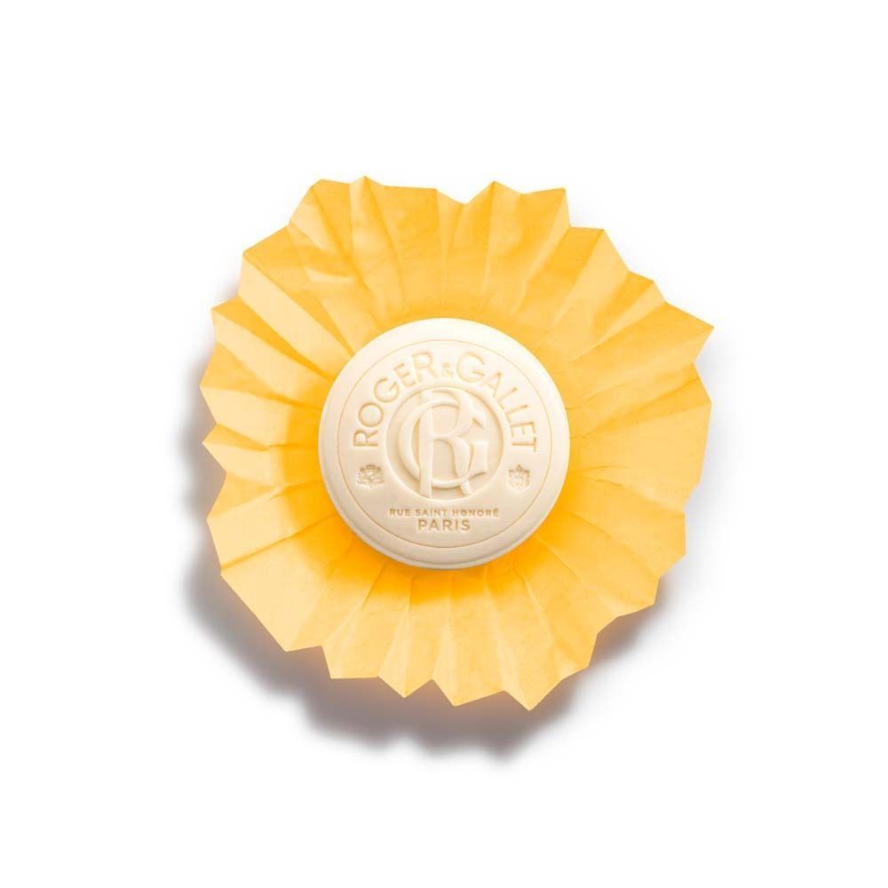 Seife in gelbem Papier gefaltet. ROGER&GALLET-Logo und Schriftzug Bois d'Orange auf der Seife.
