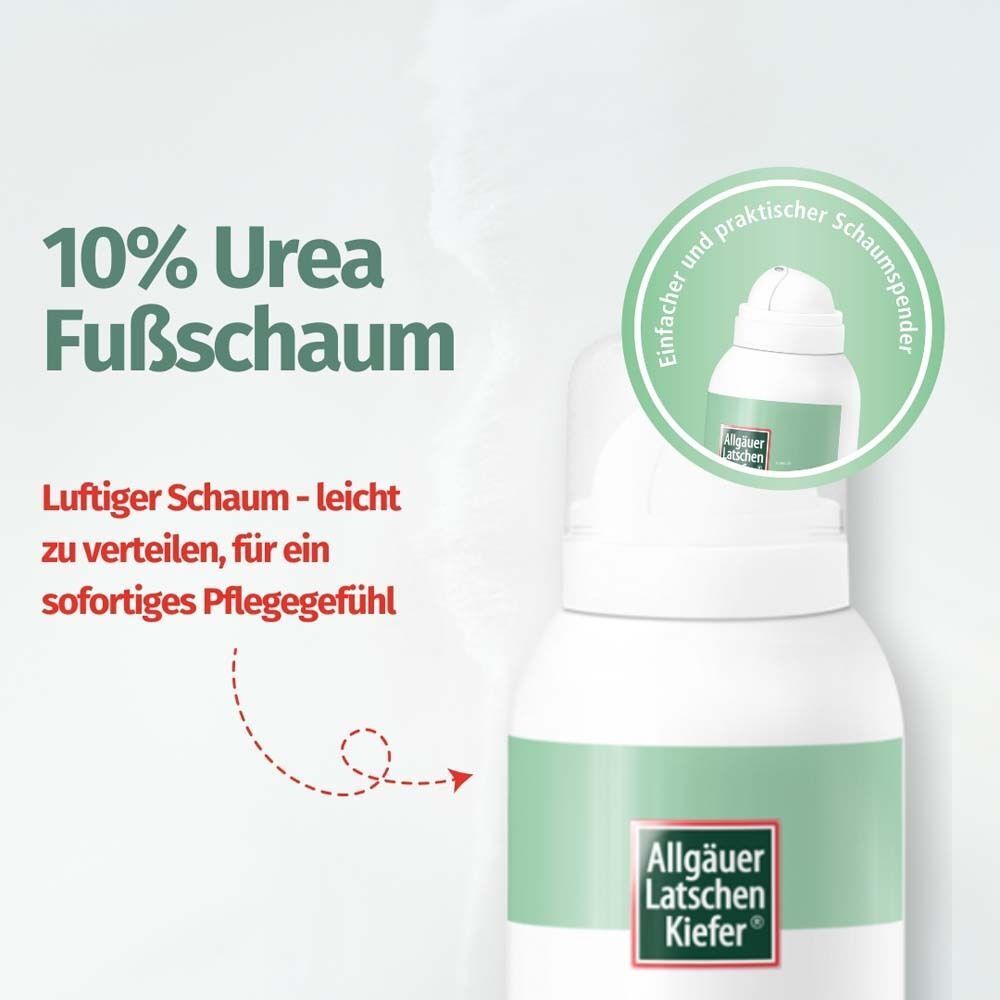 Weiße Sprühflasche mit grünem Etikett. Aufschrift: 10% Urea Fußschaum. Medizinische Hautpflege. Marke: Allgäuer Latschenkiefer. Text: Luftiger Schaum.