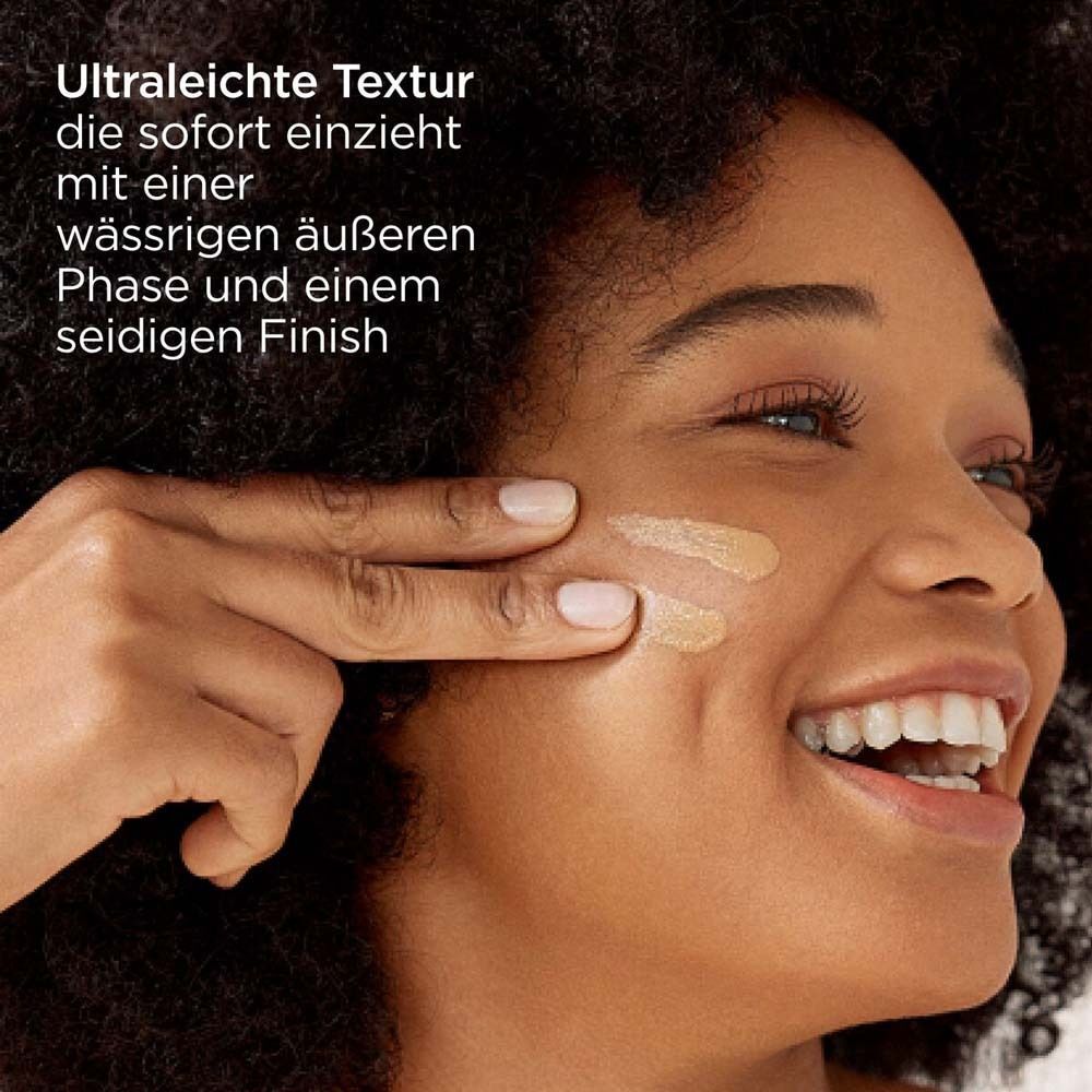 Frau trägt ISDIN Fusion Water Magic Bronze auf. Text: Ultraleichte Textur, zieht sofort ein.