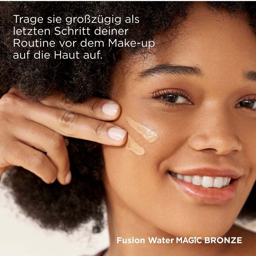 Frau trägt ISDIN Fusion Water Magic Bronze auf. Text: Trage es vor dem Make-up auf.