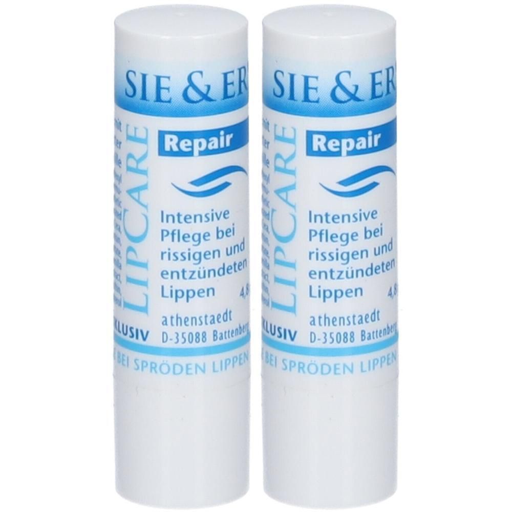 Zwei weiße Lippenpflegestifte mit blauer Schrift. Aufschrift: SIE & ER, LIPCARE, Repair. Text: Intensive Pflege bei rissigen und entzündeten Lippen.