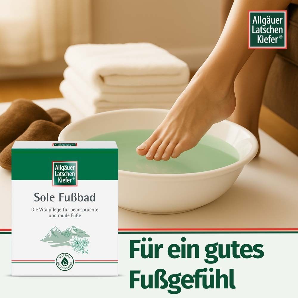 Fuß in Fußbad, Verpackung Sole Fußbad, Handtücher und Schuhe.