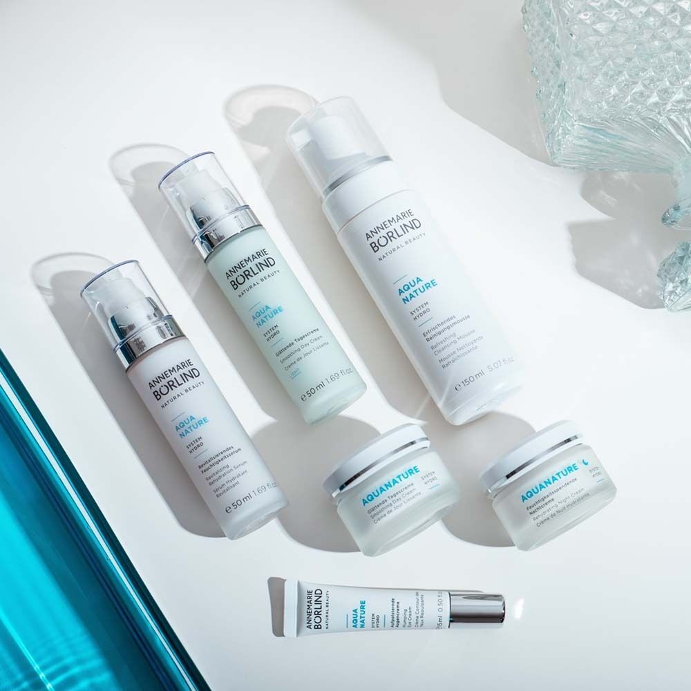 Fünf verschiedene Hautpflegeprodukte von ANNEMARIE BÖRLIND AQUA NATURE auf weißem Hintergrund.