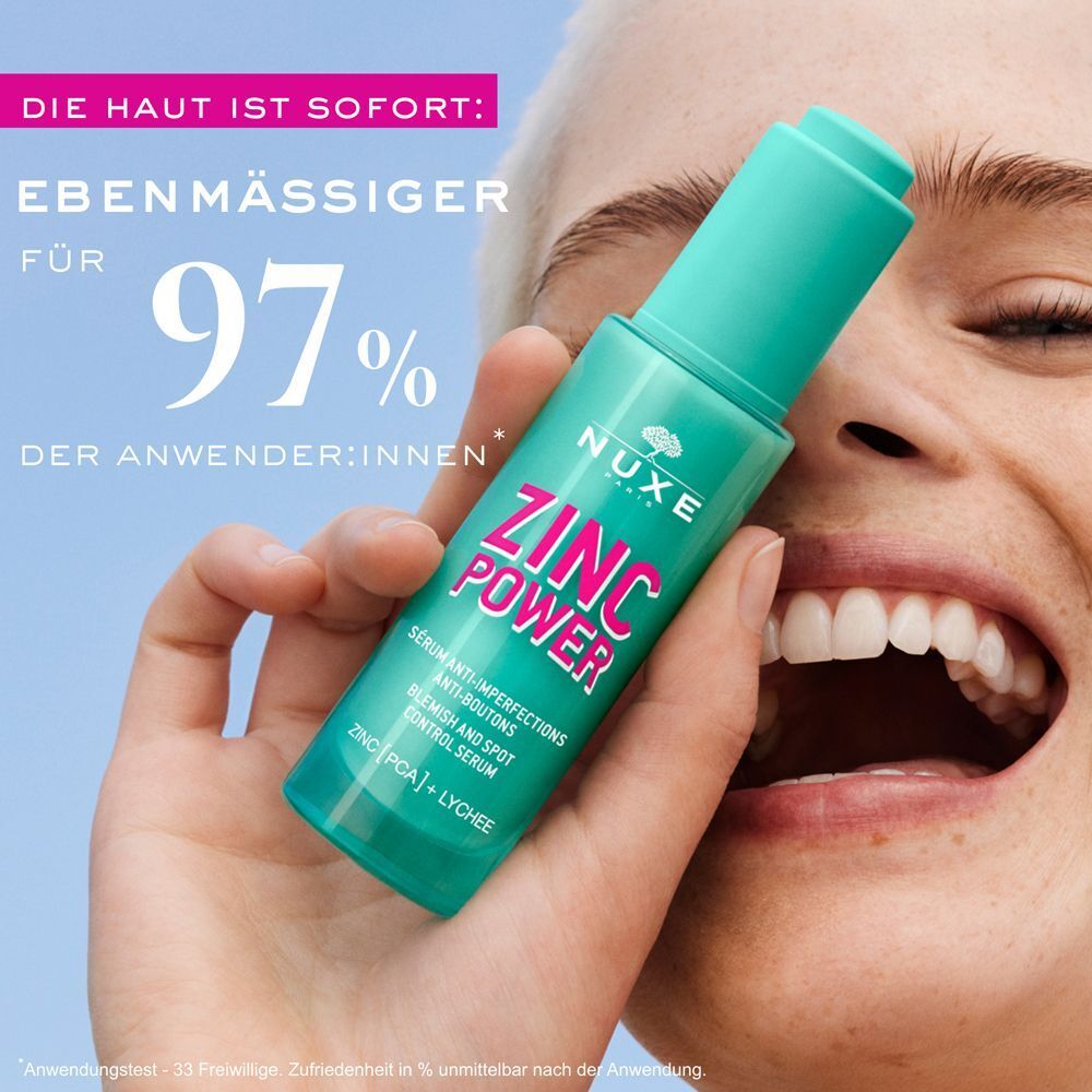 Frau hält eine Flasche NUXE Zinc Power Serum. Aufschrift: ZINC POWER, Serum gegen Hautunreinheiten. 97% der Anwenderinnen bestätigen ebenmäßige Haut.
