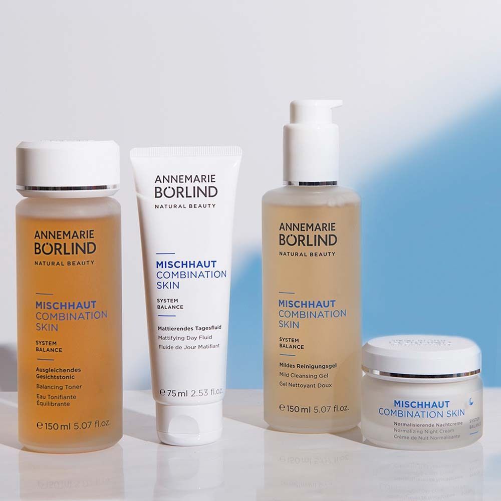 Vier Produkte für Mischhaut: Gesichtswasser, Tagesfluid, Reinigungsgel, Nachtcreme.