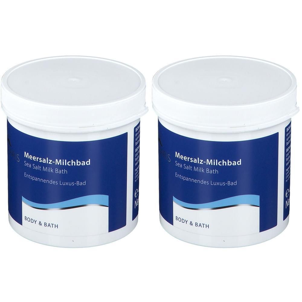 Zwei weiße Tiegel mit blauem Etikett. Aufschrift: Meersalz-Milchbad, Sea Salt Milk Bath. Deckel und Behälter sind rund. Aufschrift: BODY & BATH.