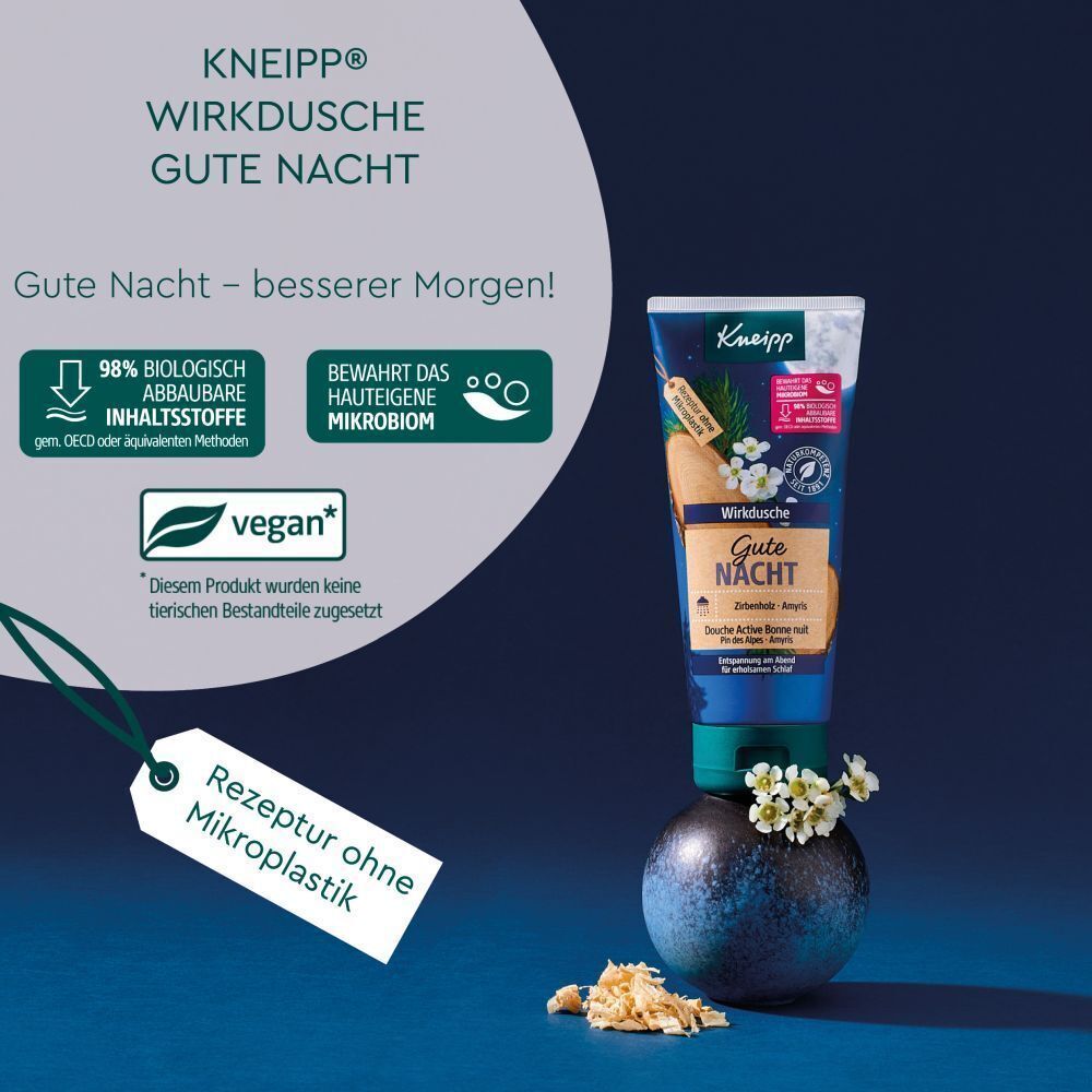 Kneipp® Wirkdusche Gute Nacht Tube auf einem Sockel. Etikett mit Informationen. Anhänger mit Text. Hintergrund blau.