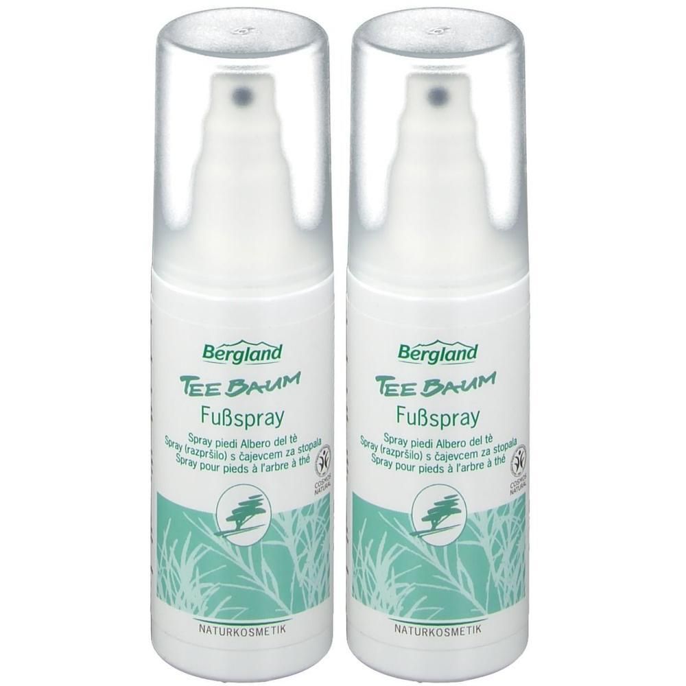 Zwei weiße Sprühflaschen mit transparenten Kappen. Aufschrift: Bergland Tee Baum Fußspray. Naturkosmetik-Logo.