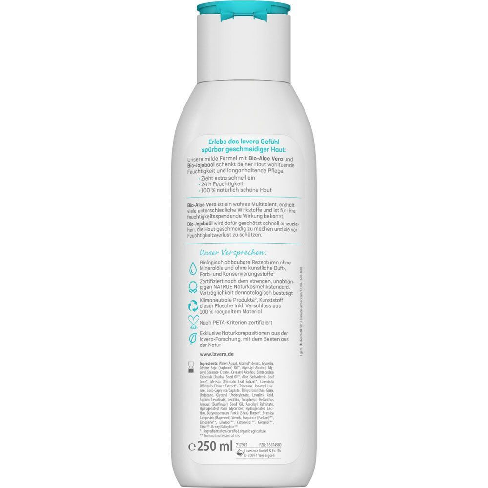 Rückseite einer lavera Basis Sensitiv Bodylotion Express Flasche. Weiße Flasche mit Text und Inhaltsangaben. Türkiser Deckel.