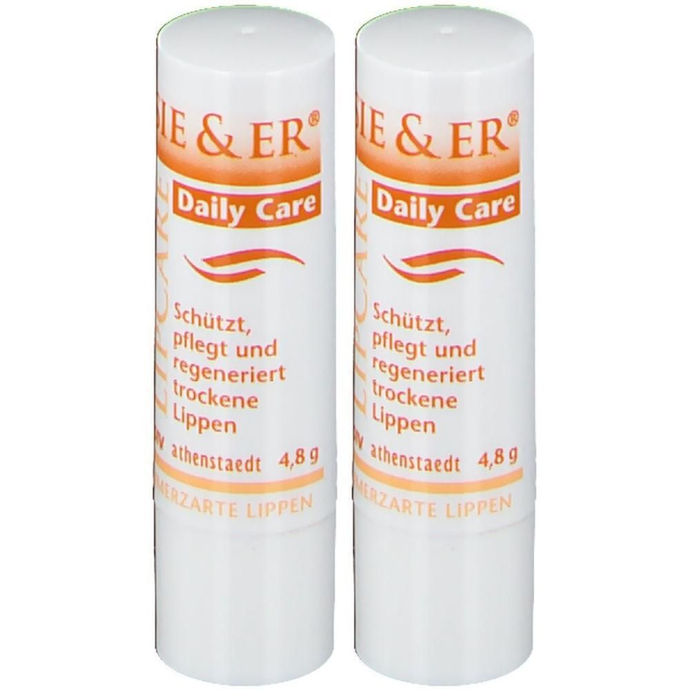 Zwei weiße Lippenpflegestifte mit orangefarbener Schrift. Aufschrift: SIE & ER Daily Care. Schützt, pflegt und regeneriert trockene Lippen.