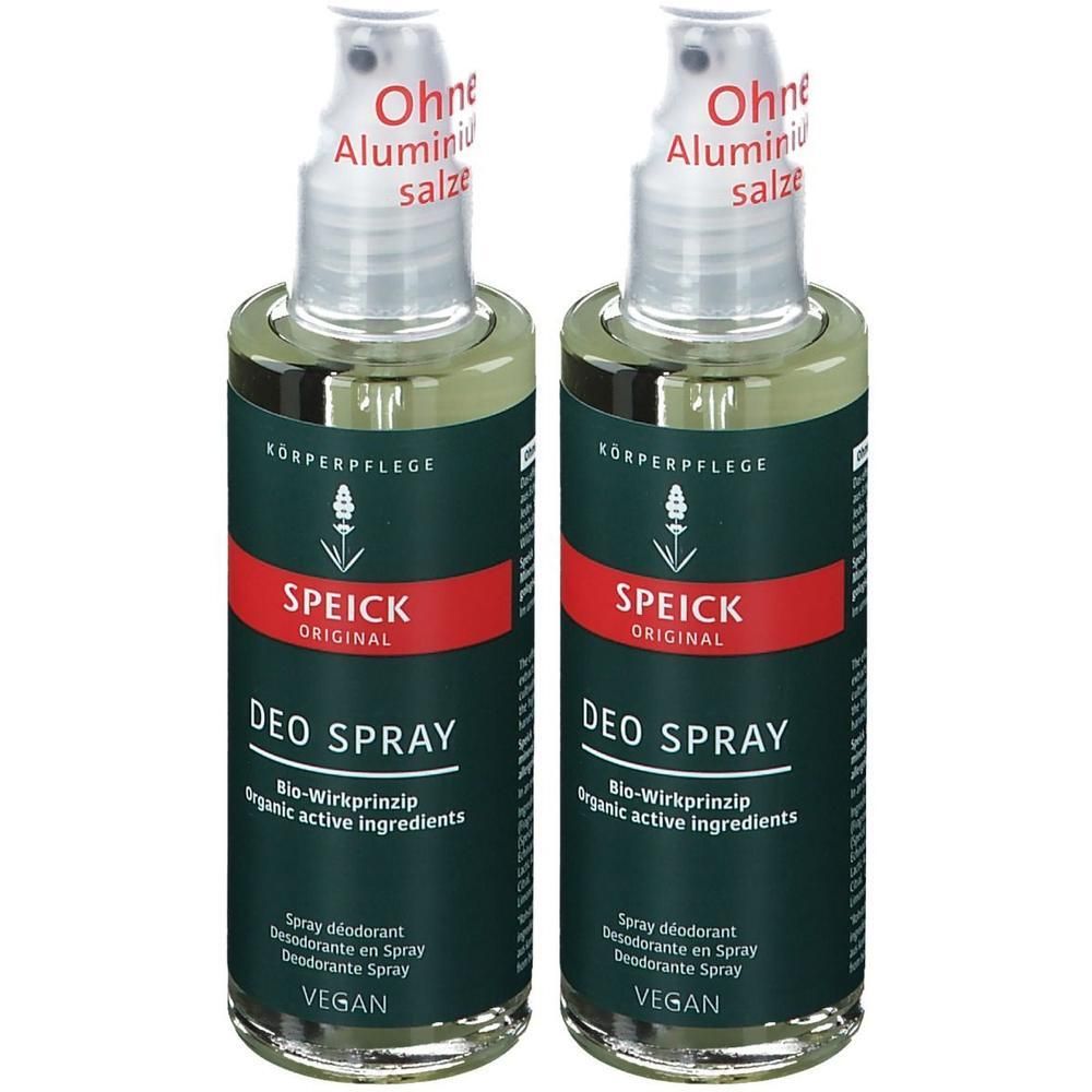 Zwei Deo-Spray-Flaschen. Grün-schwarze Etiketten mit rotem Streifen. Aufschrift: SPEICK, Deo Spray, ohne Aluminiumsalze. Vegan.