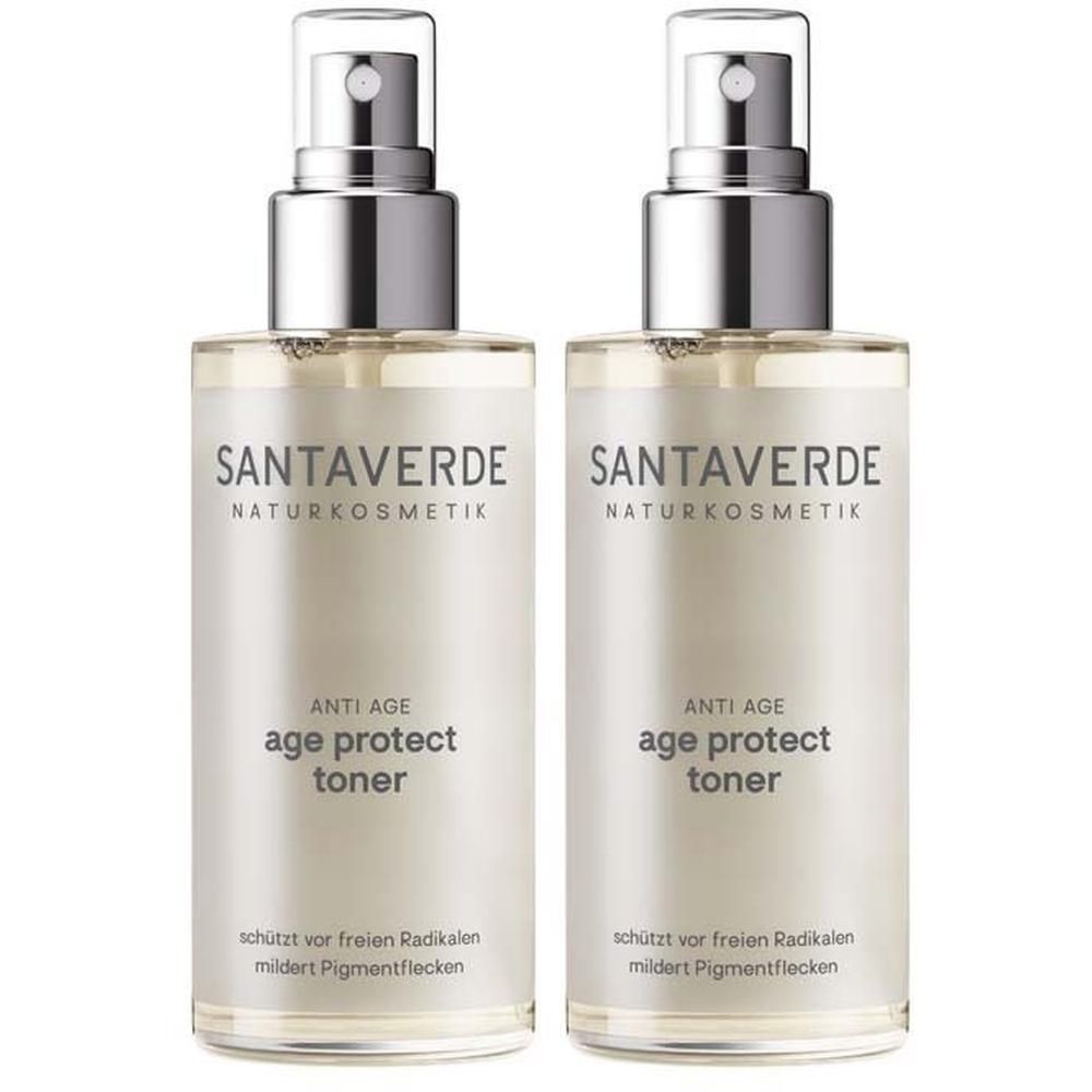 Zwei Sprühflaschen SANTAVERDE age protect toner. Klare Flüssigkeit in Glasflaschen mit silbernen Sprühköpfen. Produktetikett mit Text.
