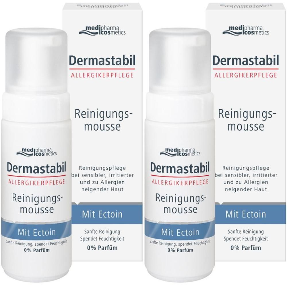Mehrere Flaschen Reinigungsmousse. Weiße Flaschen mit blau-weißen Etiketten. Text: Dermastabil, Reinigungsmousse, Mit Ectoin, 0% Parfum.