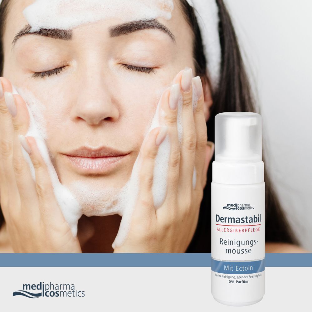 Frau wäscht Gesicht mit Reinigungsmousse. Flasche mit Dermastabil Reinigungsmousse. Text: Mit Ectoin, 0% Parfum. Marke: medipharma cosmetics.