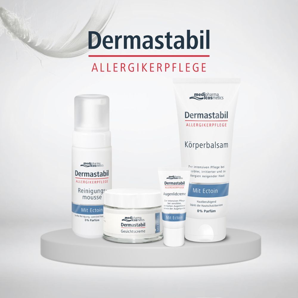 Verschiedene Produkte auf Podest. Dermastabil Reinigungsmousse, Gesichtscreme, Augencreme und Körperbalsam. Text: Mit Ectoin, 0% Parfum.